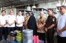 Walikota Palembang, H Ratu Dewa bersama Kepala Kejaksaan Negeri [Kajari] Palembang, M Ali Akbar, SH MH menyerahkan bantuan 6 unit gerobak bakso kepada keluarga eks Narapidana Terorisme [Napiter].