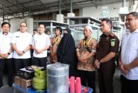 Walikota Palembang, H Ratu Dewa bersama Kepala Kejaksaan Negeri [Kajari] Palembang, M Ali Akbar, SH MH menyerahkan bantuan 6 unit gerobak bakso kepada keluarga eks Narapidana Terorisme [Napiter].