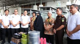 Walikota Palembang, H Ratu Dewa bersama Kepala Kejaksaan Negeri [Kajari] Palembang, M Ali Akbar, SH MH menyerahkan bantuan 6 unit gerobak bakso kepada keluarga eks Narapidana Terorisme [Napiter].