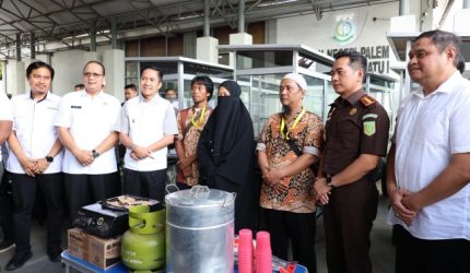 Walikota Palembang, H Ratu Dewa bersama Kepala Kejaksaan Negeri [Kajari] Palembang, M Ali Akbar, SH MH menyerahkan bantuan 6 unit gerobak bakso kepada keluarga eks Narapidana Terorisme [Napiter].