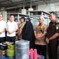 Walikota Palembang, H Ratu Dewa bersama Kepala Kejaksaan Negeri [Kajari] Palembang, M Ali Akbar, SH MH menyerahkan bantuan 6 unit gerobak bakso kepada keluarga eks Narapidana Terorisme [Napiter].