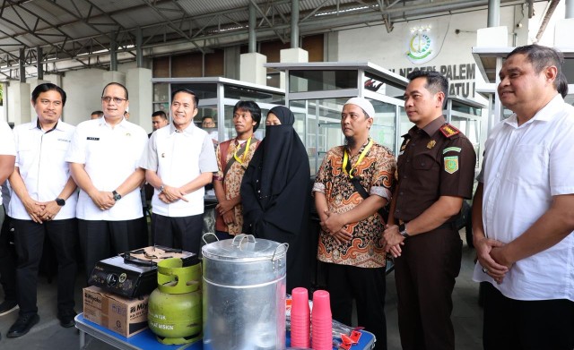 Walikota Palembang, H Ratu Dewa bersama Kepala Kejaksaan Negeri [Kajari] Palembang, M Ali Akbar, SH MH menyerahkan bantuan 6 unit gerobak bakso kepada keluarga eks Narapidana Terorisme [Napiter].