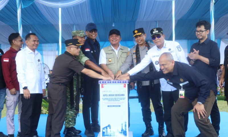 Gubernur Sumatera Selatan, Dr H Herman Deru, memimpin Apel Ikrar Bersama dan Launching Tata Kelola Sumur Minyak Masyarakat sesuai Peraturan Menteri ESDM Nomor 14 Tahun 2025 di Lapangan Sepak Bola Polsek Keluang, Kabupaten Musi Banyuasin [Muba], Rabu 13 Mei 2026.