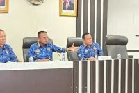 Wali Kota Prabumulih H Arlan saat memimpin Rapat Koordinasi [Rakor] Camat, Lurah dan Kepala Desa se-Kota Prabumulih terkait pengelolaan lahan, bertempat di ruang rapat lantai 1 Pemkot Prabumulih dan diselenggarakan Dinas Pemberdayaan Masyarakat Desa [DPMD] pada Kamis 7 Mei 2026.