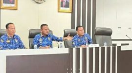 Wali Kota Prabumulih H Arlan saat memimpin Rapat Koordinasi [Rakor] Camat, Lurah dan Kepala Desa se-Kota Prabumulih terkait pengelolaan lahan, bertempat di ruang rapat lantai 1 Pemkot Prabumulih dan diselenggarakan Dinas Pemberdayaan Masyarakat Desa [DPMD] pada Kamis 7 Mei 2026.