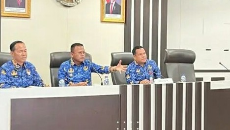 Wali Kota Prabumulih H Arlan saat memimpin Rapat Koordinasi [Rakor] Camat, Lurah dan Kepala Desa se-Kota Prabumulih terkait pengelolaan lahan, bertempat di ruang rapat lantai 1 Pemkot Prabumulih dan diselenggarakan Dinas Pemberdayaan Masyarakat Desa [DPMD] pada Kamis 7 Mei 2026.