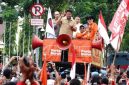 Gubernur Sumsel Herman Deru saat menemui para buruh dalam gelaran aksi peringatan Hari Buruh di halaman DPRD Sumsel.