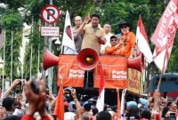 Gubernur Sumsel Herman Deru saat menemui para buruh dalam gelaran aksi peringatan Hari Buruh di halaman DPRD Sumsel.