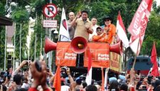 Gubernur Sumsel Herman Deru saat menemui para buruh dalam gelaran aksi peringatan Hari Buruh di halaman DPRD Sumsel.