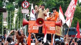 Gubernur Sumsel Herman Deru saat menemui para buruh dalam gelaran aksi peringatan Hari Buruh di halaman DPRD Sumsel.