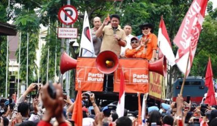 Gubernur Sumsel Herman Deru saat menemui para buruh dalam gelaran aksi peringatan Hari Buruh di halaman DPRD Sumsel.