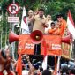 Gubernur Sumsel Herman Deru saat menemui para buruh dalam gelaran aksi peringatan Hari Buruh di halaman DPRD Sumsel.