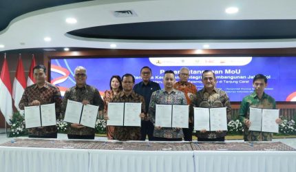 Nota Kesepahaman [MoU] Rencana Kerja Sama Integrasi Pembangunan Jalan Tol menuju Pelabuhan Palembang Baru di Tanjung Carat antara Kementerian Pekerjaan Umum, Kementerian Investasi dan Hilirisasi/BKPM, Pemerintah Provinsi Sumsel, PT Hutama Karya (Persero), PT Bukit Asam Tbk, dan PT Pelabuhan Indonesia (Persero), di Jakarta, Rabu 13 Mei 2026.