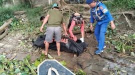 Polairud Polda Sumsel bergerak cepat mengevakuasi sesosok mayat laki-laki tanpa identitas tengah mengapung di perairan Pulau Borang, tepatnya di dermaga PT Asrigita [PLTU], Kecamatan Banyuasin 1, Kabupaten Banyuasin, pada Jumat 15 Mei 2026, pagi sekitar pukul 06.30 WIB.
