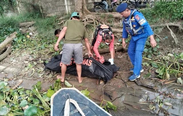 Polairud Polda Sumsel bergerak cepat mengevakuasi sesosok mayat laki-laki tanpa identitas tengah mengapung di perairan Pulau Borang, tepatnya di dermaga PT Asrigita [PLTU], Kecamatan Banyuasin 1, Kabupaten Banyuasin, pada Jumat 15 Mei 2026, pagi sekitar pukul 06.30 WIB.