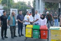 Pada Jumat 15 Mei 2026, Wali Kota Ratu Dewa didampingi Sekretaris Daerah Aprizal Hasyim resmi mensosialisasikan tata cara penerapan sanksi administratif terhadap pelanggaran pengelolaan sampah rumah tangga dan sampah sejenis rumah tangga di kawasan Pelataran Kambang Iwak.