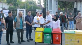 Pada Jumat 15 Mei 2026, Wali Kota Ratu Dewa didampingi Sekretaris Daerah Aprizal Hasyim resmi mensosialisasikan tata cara penerapan sanksi administratif terhadap pelanggaran pengelolaan sampah rumah tangga dan sampah sejenis rumah tangga di kawasan Pelataran Kambang Iwak.
