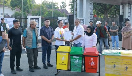 Pada Jumat 15 Mei 2026, Wali Kota Ratu Dewa didampingi Sekretaris Daerah Aprizal Hasyim resmi mensosialisasikan tata cara penerapan sanksi administratif terhadap pelanggaran pengelolaan sampah rumah tangga dan sampah sejenis rumah tangga di kawasan Pelataran Kambang Iwak.