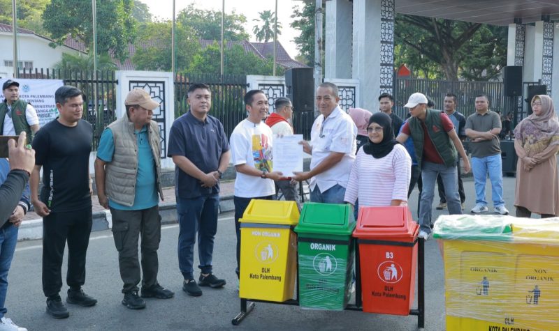 Pada Jumat 15 Mei 2026, Wali Kota Ratu Dewa didampingi Sekretaris Daerah Aprizal Hasyim resmi mensosialisasikan tata cara penerapan sanksi administratif terhadap pelanggaran pengelolaan sampah rumah tangga dan sampah sejenis rumah tangga di kawasan Pelataran Kambang Iwak.