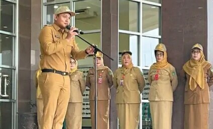 Wakil Wali Kota Prabumulih, Franky Nasril SKom MM memimpin apel mingguan, berlangsung di halaman Kantor Pemerintah Kota Prabumulih, Senin 11 Mei 2026.