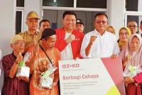 Wali Kota Prabumulih, H Arlan, mengapresiasi pembagian lampu LED [hemat energi] dari AZKO kepada masyarakat Kelurahan Muara Dua Barat, Senin 4 Mei 2026.