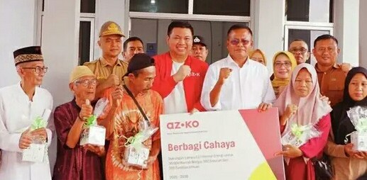 Wali Kota Prabumulih, H Arlan, mengapresiasi pembagian lampu LED [hemat energi] dari AZKO kepada masyarakat Kelurahan Muara Dua Barat, Senin 4 Mei 2026.