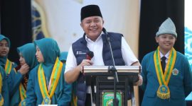 Gubernur Sumsel Dr Herman Deru saat menghadiri Haflah Milad ke-76 dan Wisuda Kelas Pondok Pesantren Raudhatul Ulum Salatiga Tahun Ajaran 2025/2026 di Gedung Olahraga dan Serbaguna Kampus A Pondok Pesantren Raudhatul Ulum Sakatiga Indralaya, Kamis 21 Mei 2026.