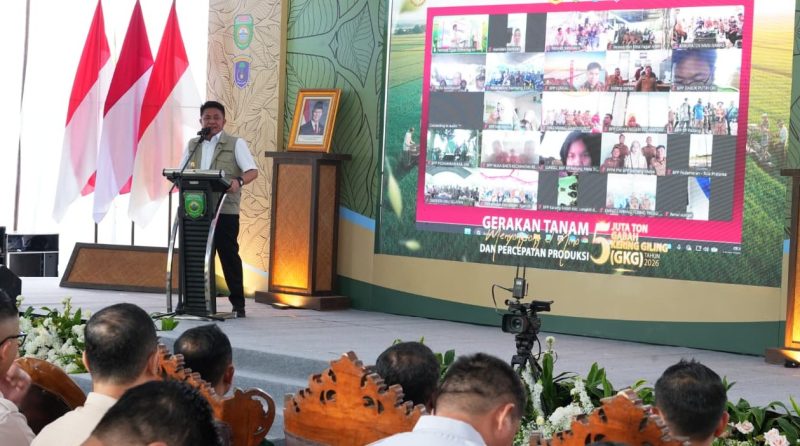 Gubernur Sumsel Herman Deru saat mencanangkan Gerakan Tanam Menyongsong El Nino dan Peningkatan Produksi secara serentak virtual di 17 kabupaten/kota se-Sumsel dari Desa Cahya Bumi, Kecamatan Lempuing, Kabupaten Ogan Komering Ilir [OKI], Selasa 19 Mei 2026.