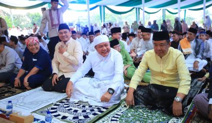 Gubernur Sumatera Selatan [Sumsel] Dr H Herman Deru bersama Wakil Gubernur Sumsel H Cik Ujang melaksanakan Salat Idul Adha 1447 Hijriah di Griya Agung Palembang, Rabu 27 Mei 2026.