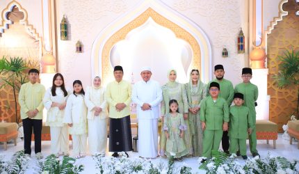 Suasana hangat dan penuh kekeluargaan mewarnai open house Iduladha 1447 Hijriah yang digelar Gubernur Sumatera Selatan, Dr H Herman Deru, di Griya Agung, Rabu 27 Mei 2026.