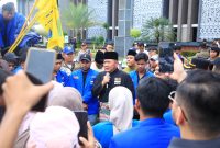 Gubernur Sumatera Selatan [Sumsel], Dr H Herman Deru, menemui massa Pengurus Koordinator Cabang [PKC] Pergerakan Mahasiswa Islam Indonesia [PMII] yang menggelar aksi demonstrasi di halaman Kantor Gubernur Provinsi Sumsel, Senin 18 Mei 2026.