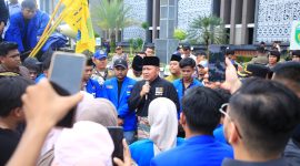 Gubernur Sumatera Selatan [Sumsel], Dr H Herman Deru, menemui massa Pengurus Koordinator Cabang [PKC] Pergerakan Mahasiswa Islam Indonesia [PMII] yang menggelar aksi demonstrasi di halaman Kantor Gubernur Provinsi Sumsel, Senin 18 Mei 2026.