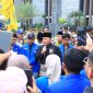 Gubernur Sumatera Selatan [Sumsel], Dr H Herman Deru, menemui massa Pengurus Koordinator Cabang [PKC] Pergerakan Mahasiswa Islam Indonesia [PMII] yang menggelar aksi demonstrasi di halaman Kantor Gubernur Provinsi Sumsel, Senin 18 Mei 2026.