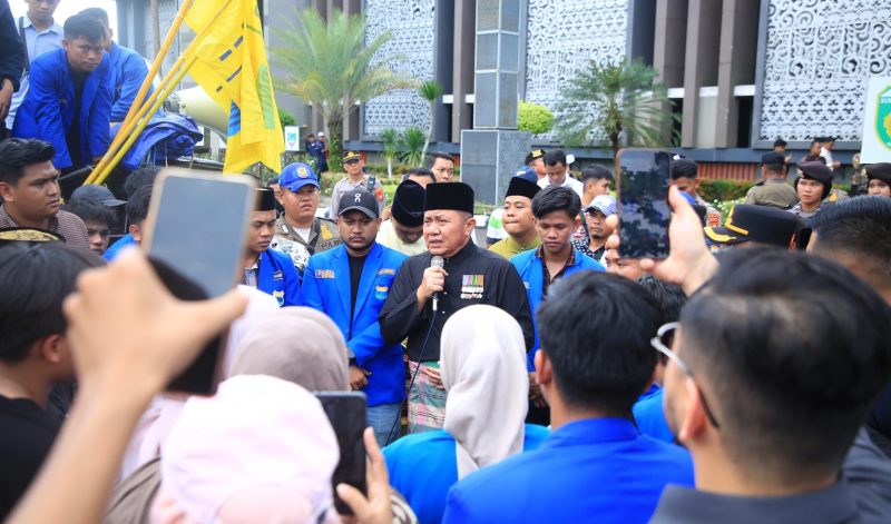 Gubernur Sumatera Selatan [Sumsel], Dr H Herman Deru, menemui massa Pengurus Koordinator Cabang [PKC] Pergerakan Mahasiswa Islam Indonesia [PMII] yang menggelar aksi demonstrasi di halaman Kantor Gubernur Provinsi Sumsel, Senin 18 Mei 2026.