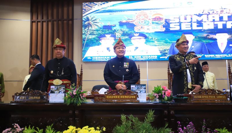 Gubernur Sumatera Selatan, Dr H Herman Deru, bersama Wakil Gubernur Sumsel, H Cik Ujang, menghadiri Rapat Paripurna Istimewa DPRD Provinsi Sumatera Selatan dalam rangka Hari Jadi ke-80 Provinsi Sumatera Selatan di Ruang Rapat Paripurna DPRD Sumsel, Senin 18 Mei 2026, pagi.