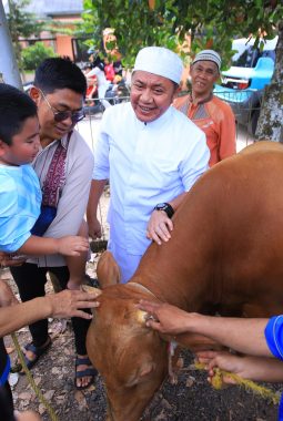 Gubernur Herman Deru Isi Hari Raya Idul Adha dengan Berbagi Kurban