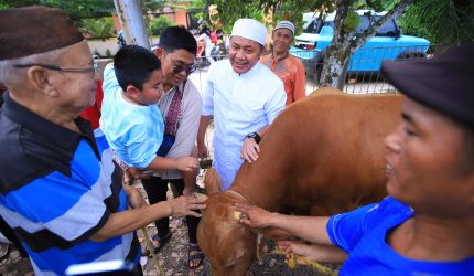 Gubernur Sumatera Selatan, Dr H Herman Deru, memanfaatkan momentum Hari Raya Idul Adha 1447 Hijriah untuk berbagi kurban bersama masyarakat sekaligus memperkuat kebersamaan keluarga.