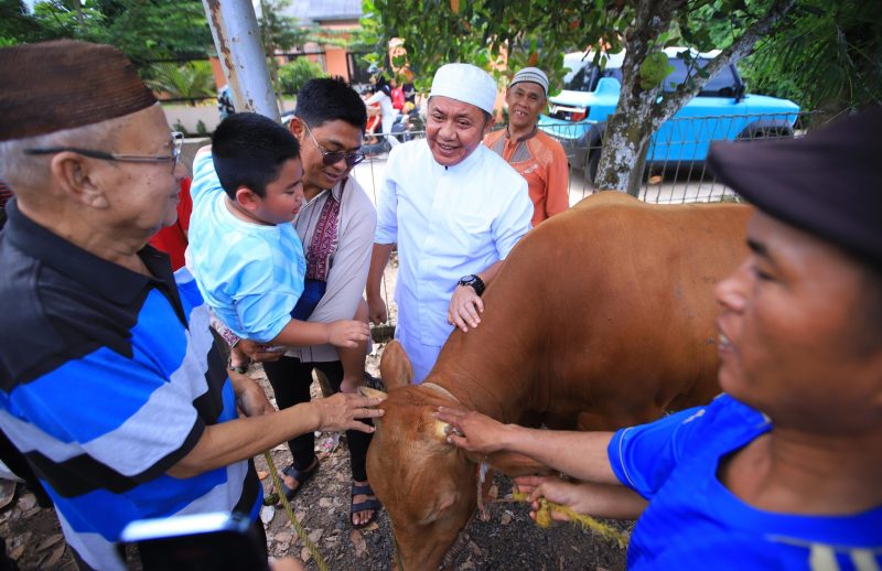 Gubernur Sumatera Selatan, Dr H Herman Deru, memanfaatkan momentum Hari Raya Idul Adha 1447 Hijriah untuk berbagi kurban bersama masyarakat sekaligus memperkuat kebersamaan keluarga.