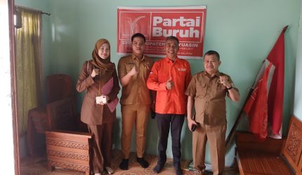 Ketua Partai Buruh EXCO Banyuasin Maxi Malian saat menerima kunjunga Plt Kepala Kesbangpol Banyuasin M Iqbal Hamidi dan jajaran.