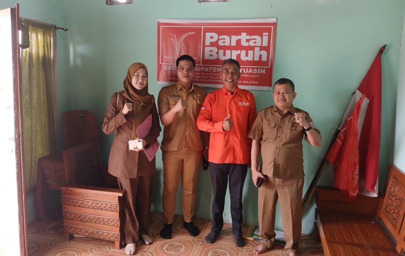 Ketua Partai Buruh EXCO Banyuasin Maxi Malian saat menerima kunjunga Plt Kepala Kesbangpol Banyuasin M Iqbal Hamidi dan jajaran.