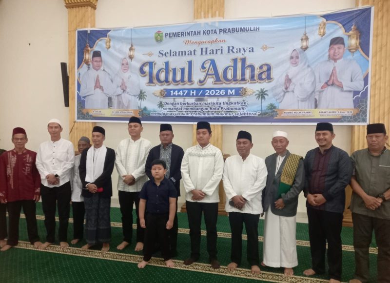 Wali Kota Prabumulih, H Arlan, bersama jajaran Forum Koordinasi Pimpinan Daerah [Forkopimda], Wakil Wali Kota, Sekretaris Daerah, kepala OPD, tokoh agama, hingga masyarakat umum melaksanakan salat Iduladha 1447 Hijriah Masjid Jami’ Islamic Center, Jalan Lingkar Timur, Rabu 27 Mei 2026.