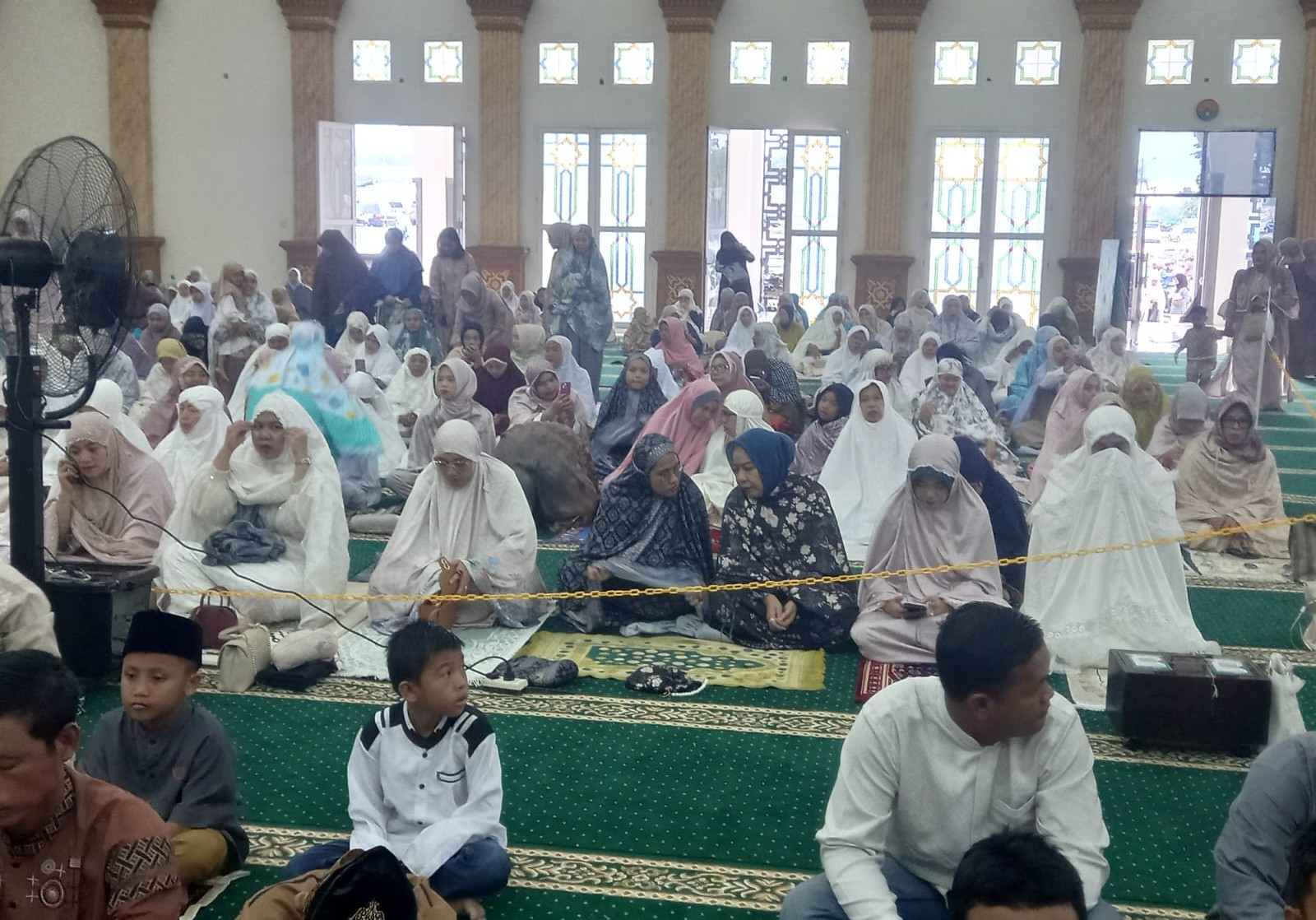 Wali Kota Prabumulih, H Arlan, bersama jajaran Forum Koordinasi Pimpinan Daerah [Forkopimda], Wakil Wali Kota, Sekretaris Daerah, kepala OPD, tokoh agama, hingga masyarakat umum melaksanakan salat Iduladha 1447 Hijriah Masjid Jami’ Islamic Center, Jalan Lingkar Timur, Rabu 27 Mei 2026.