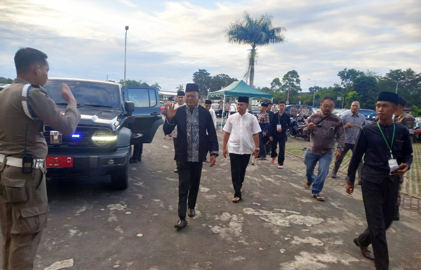Wali Kota Prabumulih, H Arlan, bersama jajaran Forum Koordinasi Pimpinan Daerah [Forkopimda], Wakil Wali Kota, Sekretaris Daerah, kepala OPD, tokoh agama, hingga masyarakat umum melaksanakan salat Iduladha 1447 Hijriah Masjid Jami’ Islamic Center, Jalan Lingkar Timur, Rabu 27 Mei 2026.