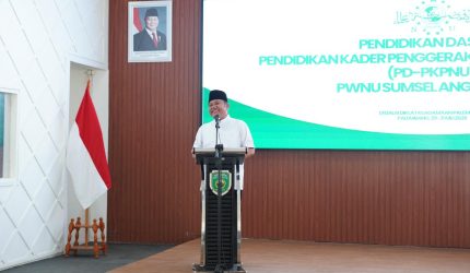 Gubernur Sumatera Selatan [Sumsel] Dr H Herman Deru saat memberikan sambutan dalam pembekalan Pendidikan Dasar–Pendidikan Kader Penggerak Nahdlatul Ulama [PD-PKPNU] Angkatan II yang digelar Pengurus Wilayah Nahdlatul Ulama [PWNU] Sumsel di Balai Diklat Keagamaan Palembang, Jumat 29 Mei 2026.