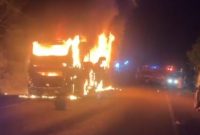 Bus Antar Kota Antar Provinsi [AKAP] PO Palala dengan nomor polisi BA 7035 PU jurusan Jakarta-Padang hangus terbakar di Jalan Lintas Timur [Jalintim] Palembang-Jambi, tepatnya di Pal 11, Desa Simpang Bayat, Kecamatan Bayung Lencir, Kabupaten Musi Banyuasin [Muba], Sabtu 30 Mei 2026, dini hari.