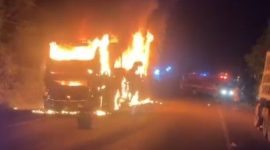Bus Antar Kota Antar Provinsi [AKAP] PO Palala dengan nomor polisi BA 7035 PU jurusan Jakarta-Padang hangus terbakar di Jalan Lintas Timur [Jalintim] Palembang-Jambi, tepatnya di Pal 11, Desa Simpang Bayat, Kecamatan Bayung Lencir, Kabupaten Musi Banyuasin [Muba], Sabtu 30 Mei 2026, dini hari.