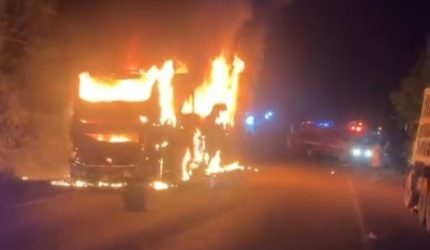 Bus Antar Kota Antar Provinsi [AKAP] PO Palala dengan nomor polisi BA 7035 PU jurusan Jakarta-Padang hangus terbakar di Jalan Lintas Timur [Jalintim] Palembang-Jambi, tepatnya di Pal 11, Desa Simpang Bayat, Kecamatan Bayung Lencir, Kabupaten Musi Banyuasin [Muba], Sabtu 30 Mei 2026, dini hari.