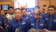 Ketua DPD Demokrat Sumsel H Cik Ujang dan Sekjen DPP Demokrat Herman Khaeron saat memberikan keterangan pers di sela Musda V Demokrat Sumsel, Kamis 30 April 2026.