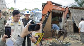 Plt] Sekretaris Sat Pol PP Kota Palembang Budi Ritongga memberikan keterangan di sela perobohan empat pondok liar berukuran mungil, berdiri di Daerah Aliran Sungai [DAS] bersebelahan dengan Pasar Buah Jakabaring.