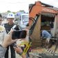 Plt] Sekretaris Sat Pol PP Kota Palembang Budi Ritongga memberikan keterangan di sela perobohan empat pondok liar berukuran mungil, berdiri di Daerah Aliran Sungai [DAS] bersebelahan dengan Pasar Buah Jakabaring.